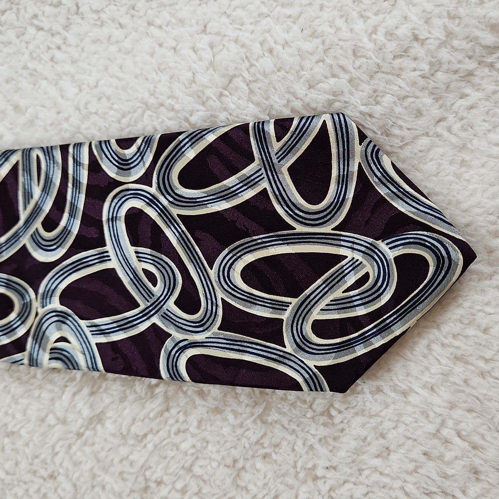 RETRO DESIGN STUDIOS tie, 100% silk Eggplant purple, gray, cream chain print.